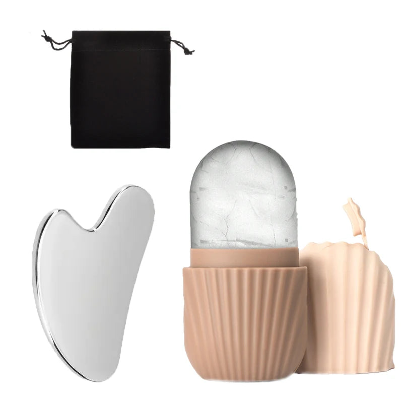 Beige – ice roller med isform i beige silikonhållare och lock, hjärtformad gua sha i rostfritt stål och svart flanellpåse