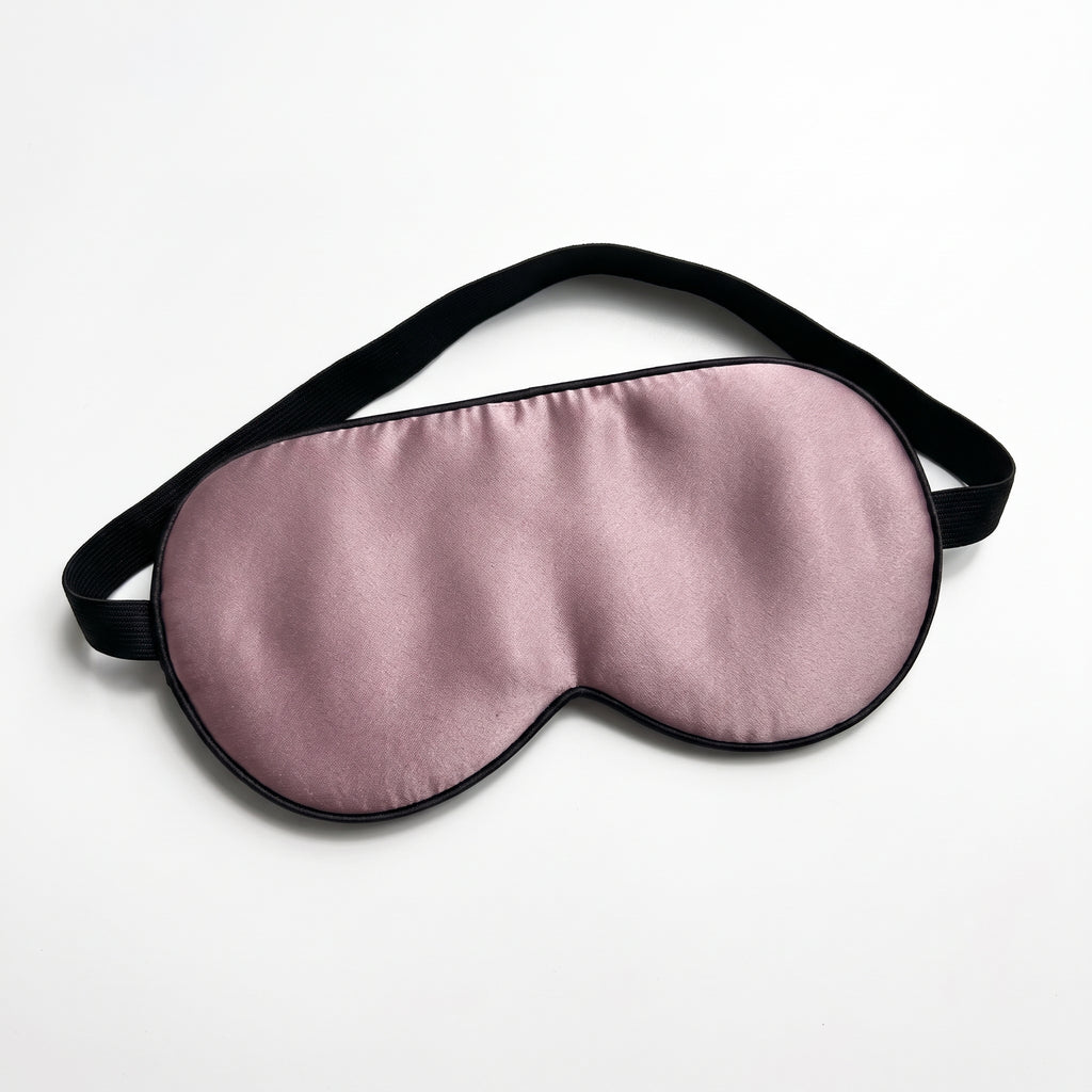 Sovmask i mullbärssilke i mauve, dämpad gammelrosa, med platt elastiskt justerbart band, mot vit bakgrund