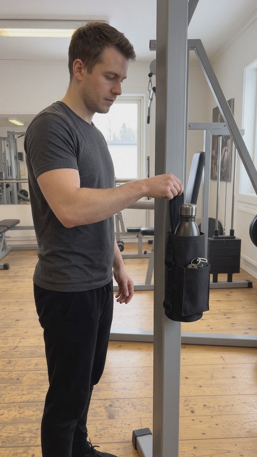 Väskan fäster med magnet på stålramen (AI-genererad video)