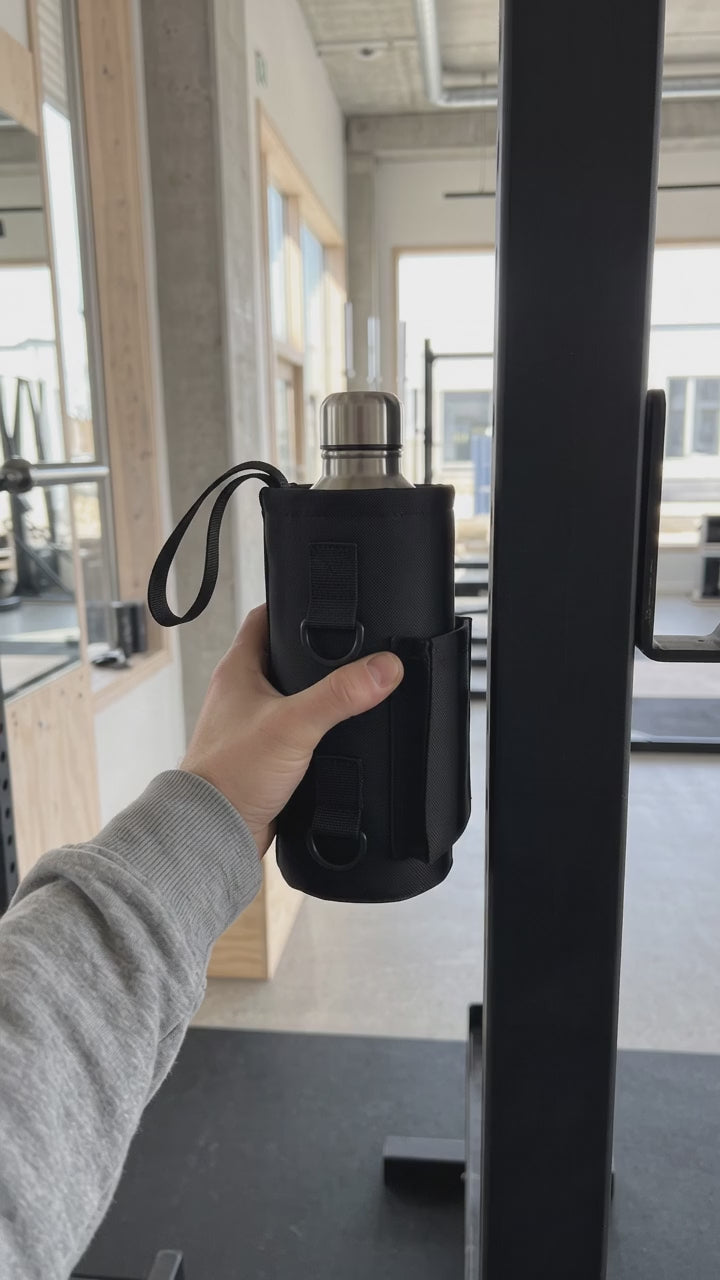 Väskans platta baksida fäster med magnet mot stålstolpen och sitter kvar när handen släpper