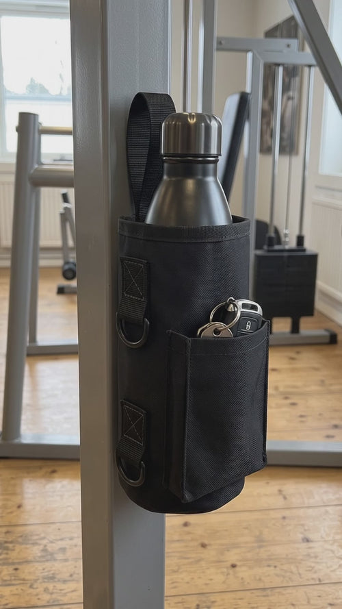 En hand tar loss den svarta gymväskan från maskinens stålstolpe och sätter tillbaka den (AI-genererad video)