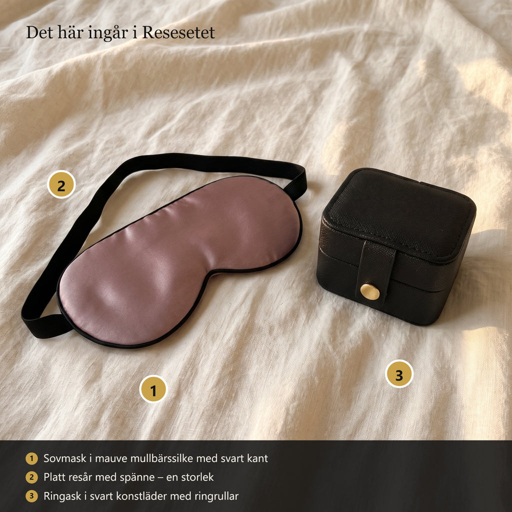Det här ingår i Resesetet: 1 sovmask i mauve mullbärssilke med svart kant, 2 platt resår med spänne, 3 ringask i svart konstläder med ringrullar