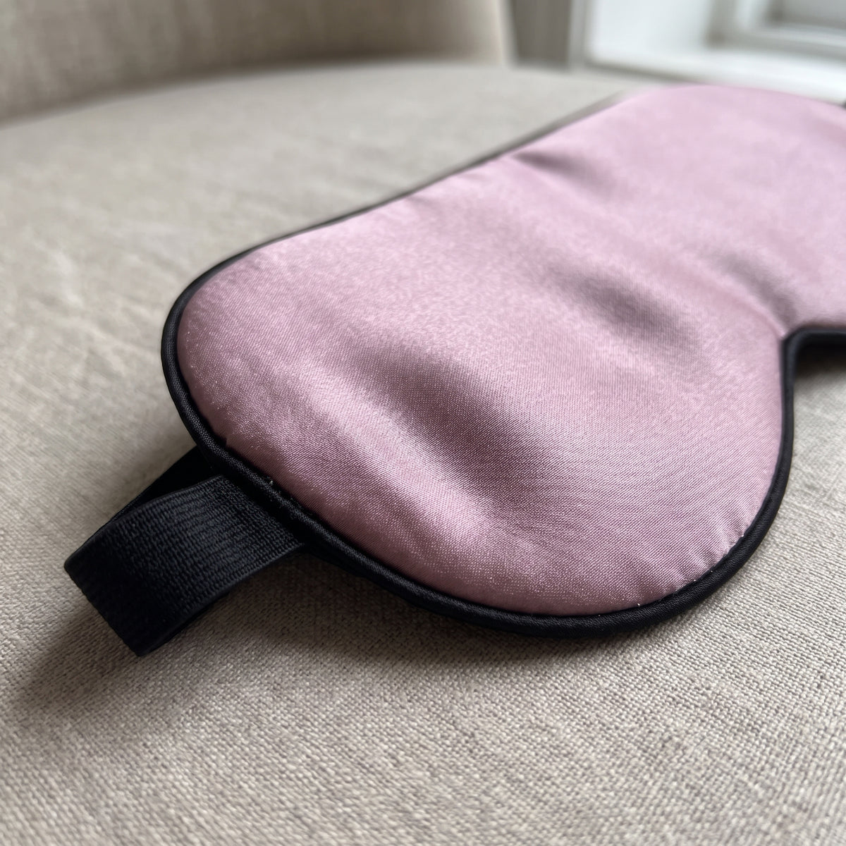 Närbild på mullbärssilke och band på sovmask i mauve, flat elastisk band och söm